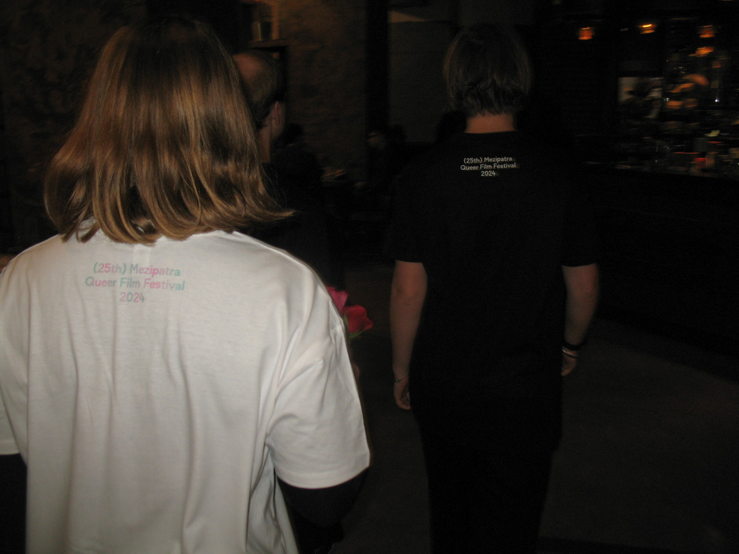 Mezipatra Unisex tričko Queer Liberates - bílé