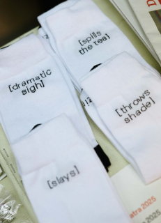 Mezipatra ponožky [spills tea]